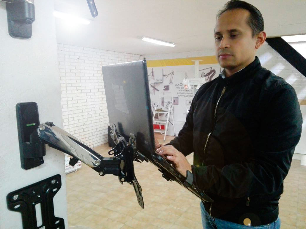 Soporte de altura graduable para computador portátil